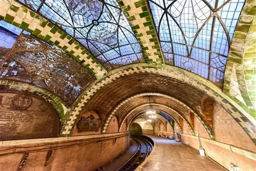 Первая станция метро Манхэттена была украшена сводчатыми плиточными потолками испанского инженера и дизайнера Рафаэля Гуаставино.