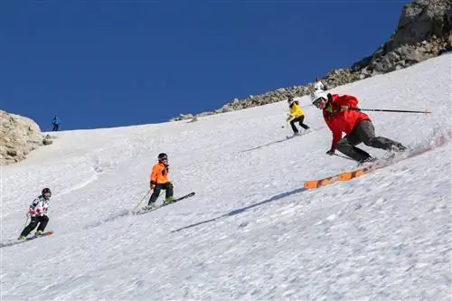 Опыт Kings and Corn в Tordrillo Mountain Lodge предлагает гостям покататься на хели-ски в солнечные дни, а затем порыбачить на королевского лосося ночью.