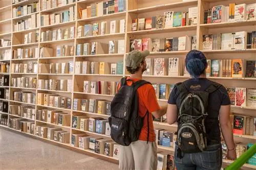 Powell’s - крупнейший независимый книжный магазин в мире.