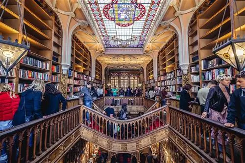 Книжный магазин Livraria Lello в Порту - один из старейших книжных магазинов в мире.