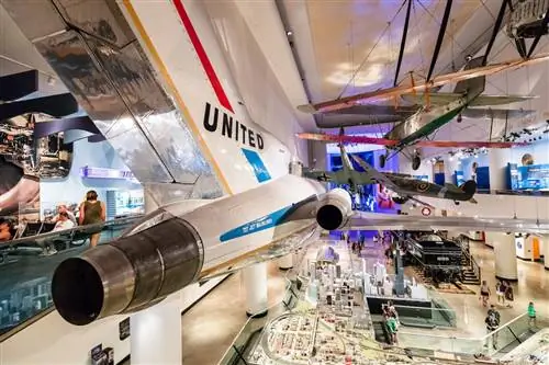 В Музее науки и промышленности представлено все: от подводной лодки U-505 до массивной модели поезда.