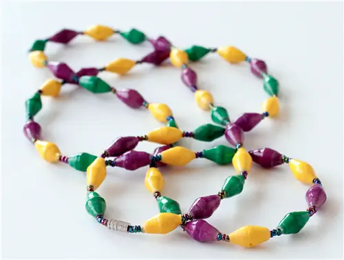 Что подходит ко всему? Бусины Марди Гра.