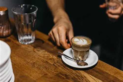 Кортадо - одна порция эспрессо с каплей вспененного молока - происходит от испанского глагола «cortar», что означает «резать».