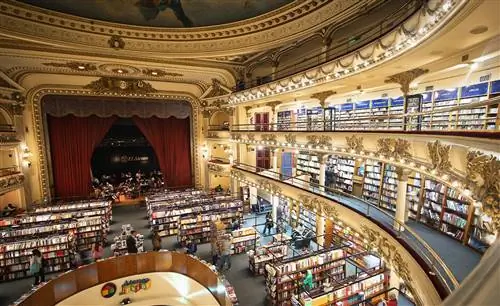 El Ateneo Grand Splendid расположен в роскошном театре 1919 года в престижном районе Баррио-Норте.