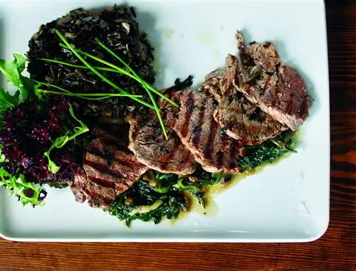 Аргентинское чурраско (стейк из юбки на гриле) происходит от традиционных асадос (барбекю) на травянистых равнинах восточной Аргентины, где гаучо (ковбои) жарят на углях говядину, откормленную травой.