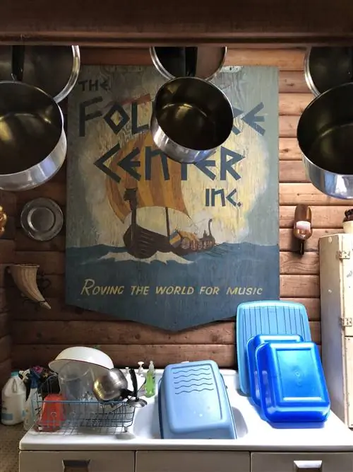 Внутри кабин много скандинавских отсылок.