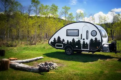 Буксируемый кемпер Tab 400 выпускается в нескольких разных цветах и моделях.