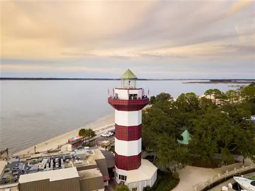 Поднимитесь на маяк Харбор-Таун, чтобы полюбоваться потрясающим видом на остров Хилтон-Хед.