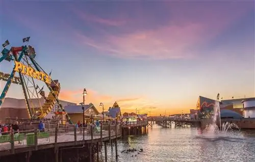 С аттракционами в парке развлечений, мини-гольфом, аквариумом и многим другим, Broadway at the Beach предлагает развлечения для всей семьи.