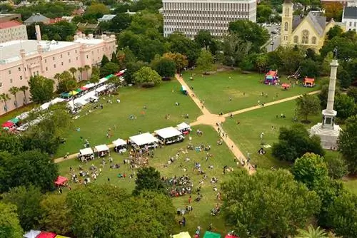 Проведите субботу с местными жителями, пробираясь через Чарльстонский фермерский рынок.