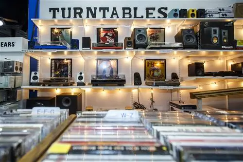 Возможно, вы не сможете лично ознакомиться с обширным выбором виниловых пластинок Waterloo, но вы можете купить их виртуально и получить свои пластинки на дом.