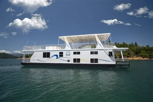 Совершите круиз по озеру Шаста на этом 20-футовом плавучем доме.