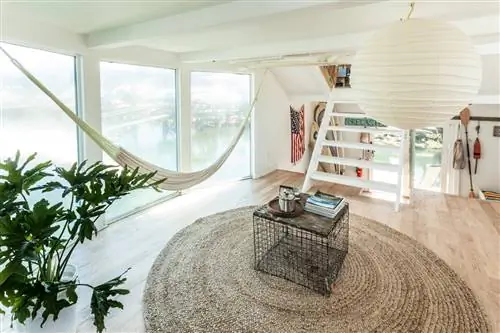 В доме для серфинга Ziggy Stardust в Рокавей-Бич есть два крытых гамака.