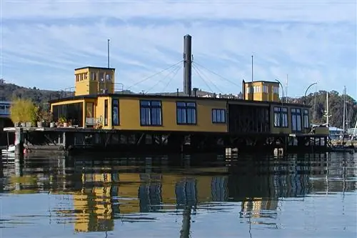 Корабль SS City of Seattle впервые отправился в плавание в 1888 году и в настоящее время пришвартован в Саусалито, штат Калифорния.