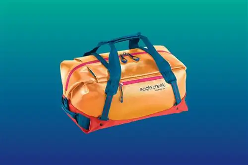 Migrate Duffel 40L выпускается в цветах «желтая Сахара» (на фото выше), «арктический синий», «коралловый закат» и «угольно-черный».