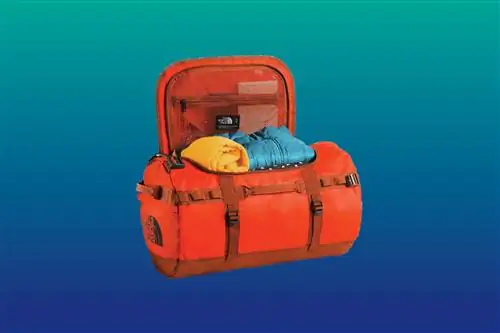Сумка North Face Base Camp Duffel предлагается в красном, синем, зеленом, черном, хаки и других цветах.