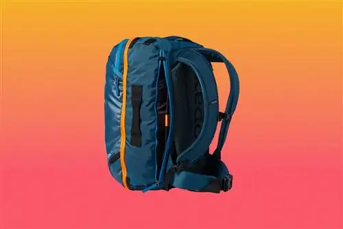 Allpa 35L Travel Pack выпускается в цветах «Индиго» (на фото выше), «Вечнозеленый», «Ель» и «Черный», и все они имеют съемный поясной ремень.