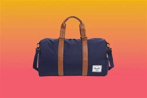 Herschel Supply Co. предлагает спортивную сумку Novel в черном, темно-синем и темно-оливковом цветах.