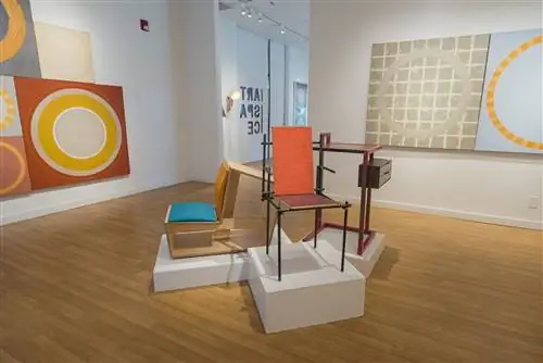 Галерея R2 открыта по будням с 10:00 до 17:00.