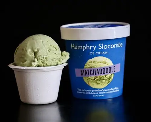 В мороженом matchadoodle от Humphry Slocombe зеленый чай сочетается со сникердудлами.