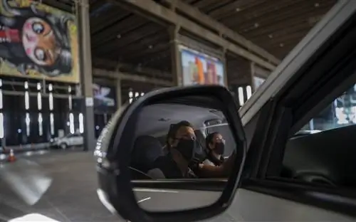 «DriveThru. Art» в Сан-Паулу требует, чтобы зрители оставались в своей машине.