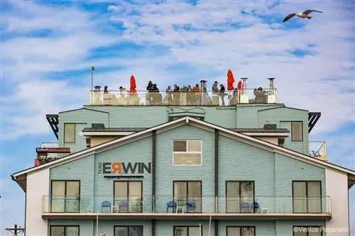 High Rooftop Lounge, несомненно, является одним из лучших мест, где можно полюбоваться закатом на Венис-Бич.