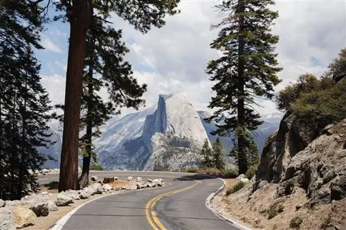 Half Dome высотой более 310 этажей является одним из самых популярных мест в Йосемити.