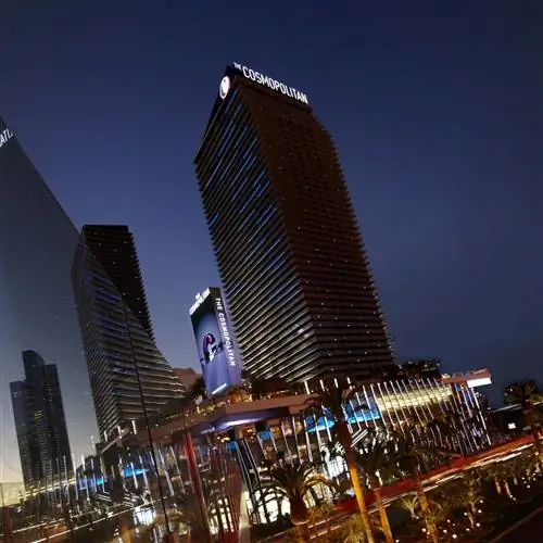 Cosmopolitan of Las Vegas возвышается над Стрипом.