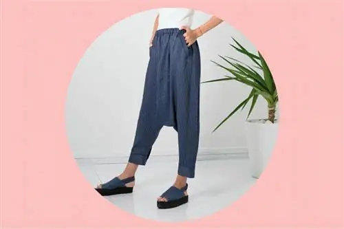 Брюки Striped Sarouel представлены в размерах XS-L темно-синего цвета.