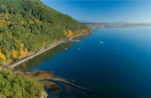 Chuckanut Drive составляет 21 милю, которую вы не забудете в спешке.