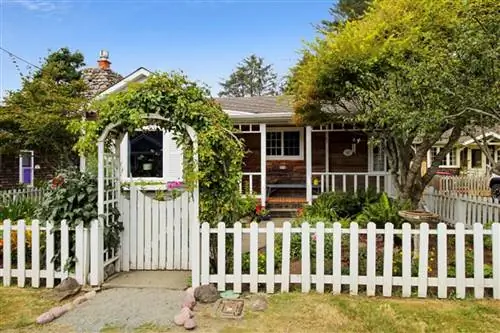 У Lil Bird Airbnb есть как передний сад, так и огороженный задний двор. У Lil Bird Airbnb есть как передний сад, так и огороженный задний двор.