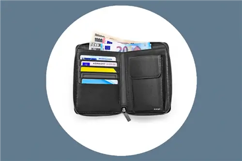Бумажник Zip Around Travel Wallet размером с паспорт доступен в цветах Black и Coast.
