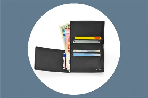 Кошелек L-Fold имеет защиту RFID и доступен в черном и прибрежном цветах.