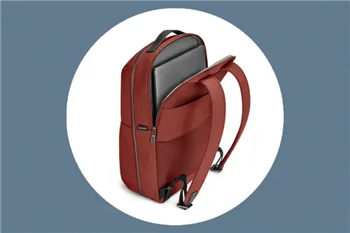 Рюкзак Zip подходит для ноутбуков с диагональю экрана до 15 дюймов и доступен в цветах Black, Brick и Moss.