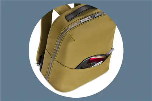 В рюкзак Small Zip Backpack можно поместить ноутбук с диагональю экрана до 13 дюймов; он доступен в черном и кирпичном цветах.