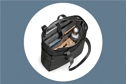 Zip Tote, доступный в черном и кирпичном цветах, подходит для ноутбуков с диагональю экрана до 15 дюймов.