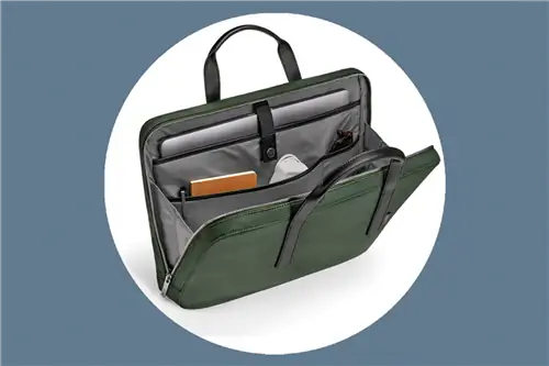 Сумка для ноутбука вмещает компьютеры с диагональю экрана до 15 дюймов и доступна в черном и зеленом цветах.