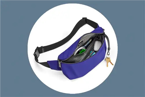 Сумка Sling Bag размером с бутылку с водой S’well доступна в черном и кобальтовом цветах.