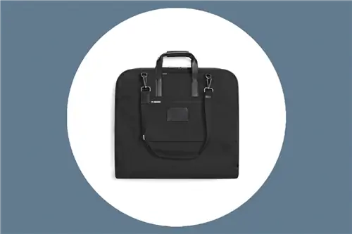 Сумка для одежды может вместить до двух костюмов и доступна в черном и темно-синем цветах.