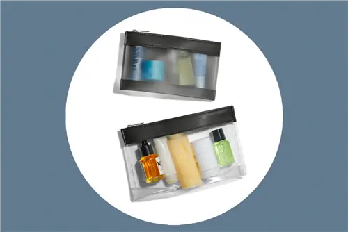 Набор Clear Pouch Set доступен в черном и прибрежном цветах.