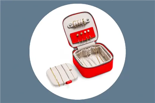 Шкатулка для драгоценностей доступна в черном, прибрежном и вишневом цветах.