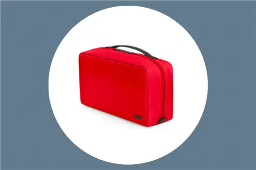 Большая косметичка доступна в черном, прибрежном, вишневом, зеленом и сливовом цветах.