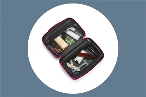 Маленькая косметичка доступна в черном, прибрежном, вишневом, зеленом и сливовом цветах.