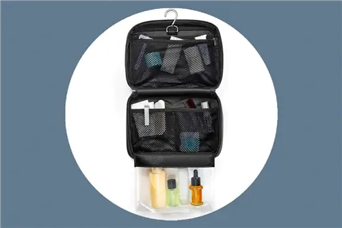 Подвесная сумка для туалетных принадлежностей доступна в черном, прибрежном и зеленом цветах.