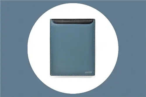 Обложка для паспорта включает в себя защиту RFID и доступна в цветах Coast (показан здесь) и Black.