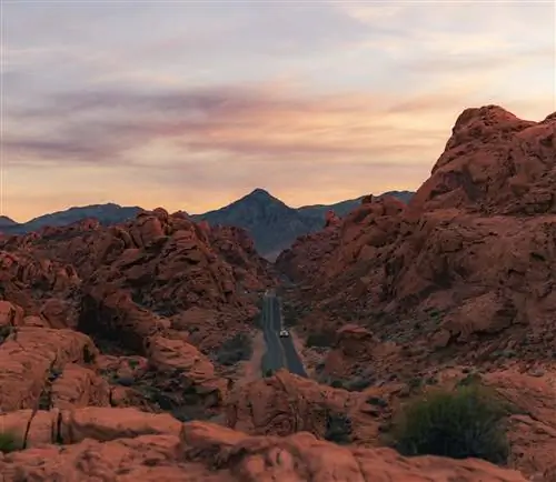 Долина Огня получила свое название от красного ацтекского песчаника, образовавшегося в результате смещения песчаных дюн 150 миллионов лет назад.