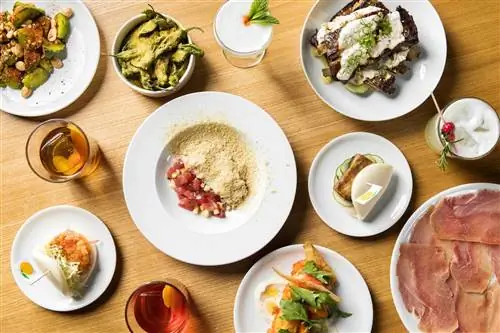 Гости могут отведать блюда, в том числе свиную грудинку или булочки с креветками, а также перец шишито с копченой солью и лаймом в тайной отдельной комнате отеля Momofuku.