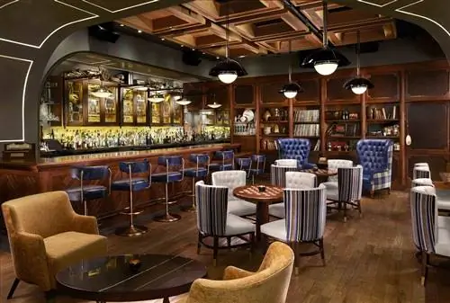 Вернитесь в более сложные времена с напитками в The Study.