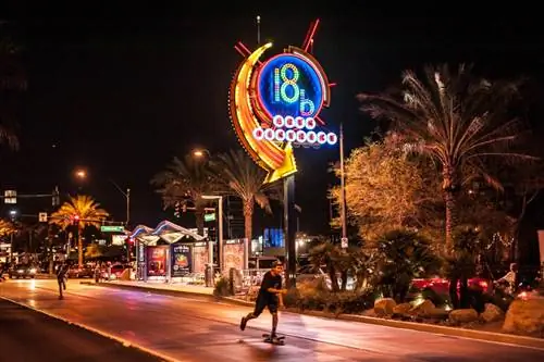 Подземный железнодорожный переход 1949 года привел к возникновению торгового района, который в конечном итоге превратился в переоборудованные гаражи и склады Района искусств.