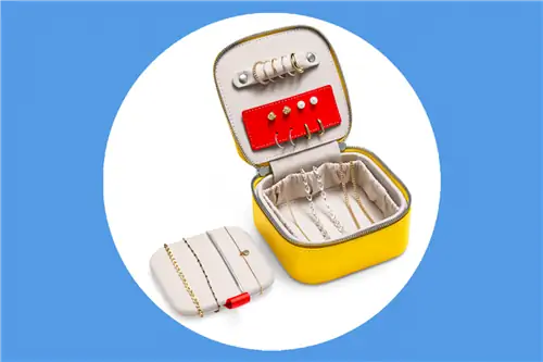 Шкатулка для драгоценностей этого цвета, выпущенная ограниченным тиражом, имеет кожаный внешний вид и внутреннюю часть из микрозамши.